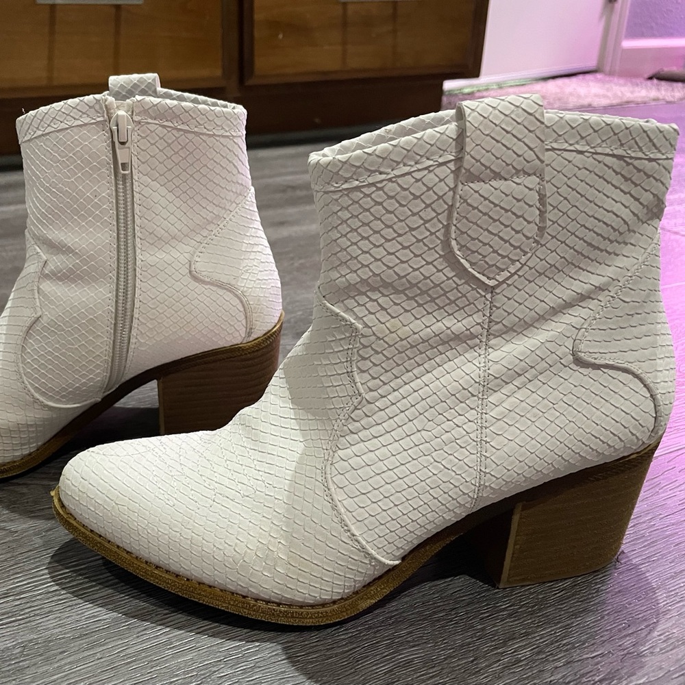 Size 8.5 white snake dirty laundry boots